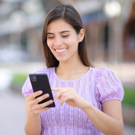 mujer con celular